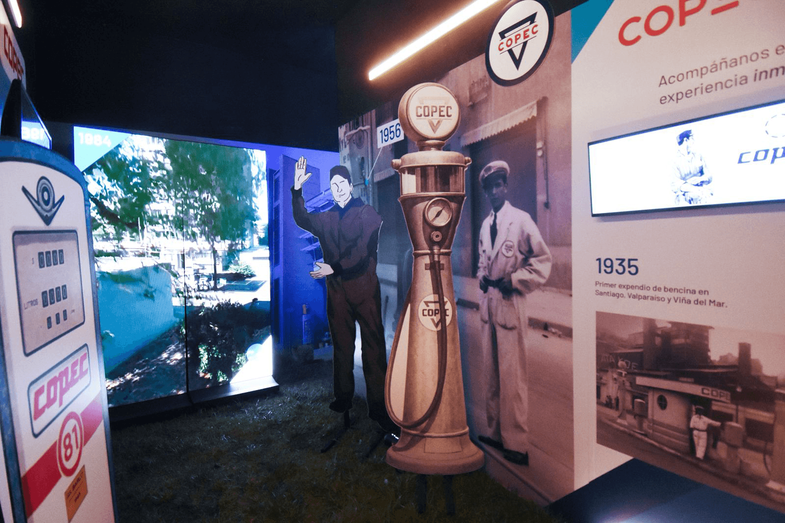 Large-format digital and printed wall showcasing Copec’s solar and electromobility era.